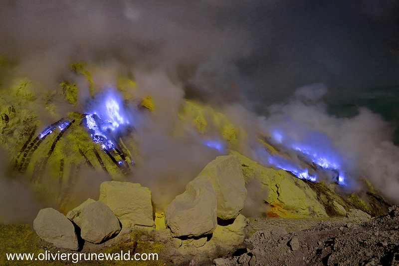 Illustration for article titled Los ríos de lava azul del volcán indonesio Kawah Ijen